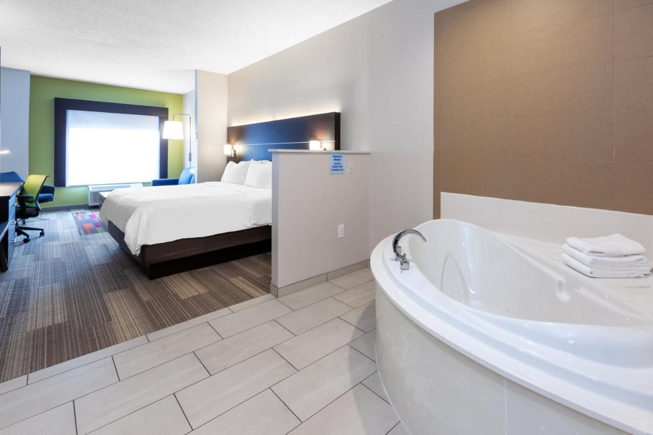 Holiday Inn Express Hotel & Suites Woodhaven By Ihg Exterior photo