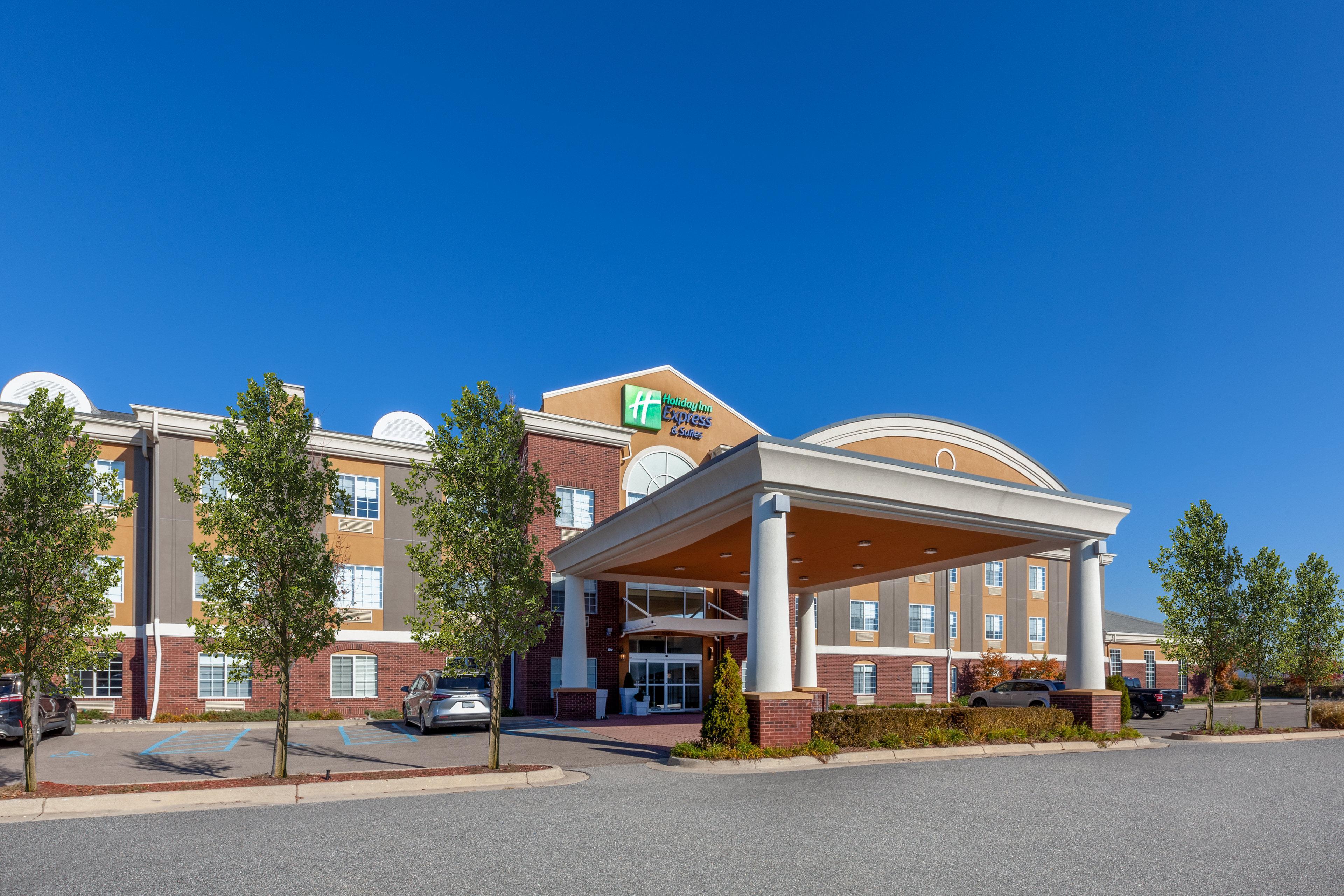 Holiday Inn Express Hotel & Suites Woodhaven By Ihg Exterior photo