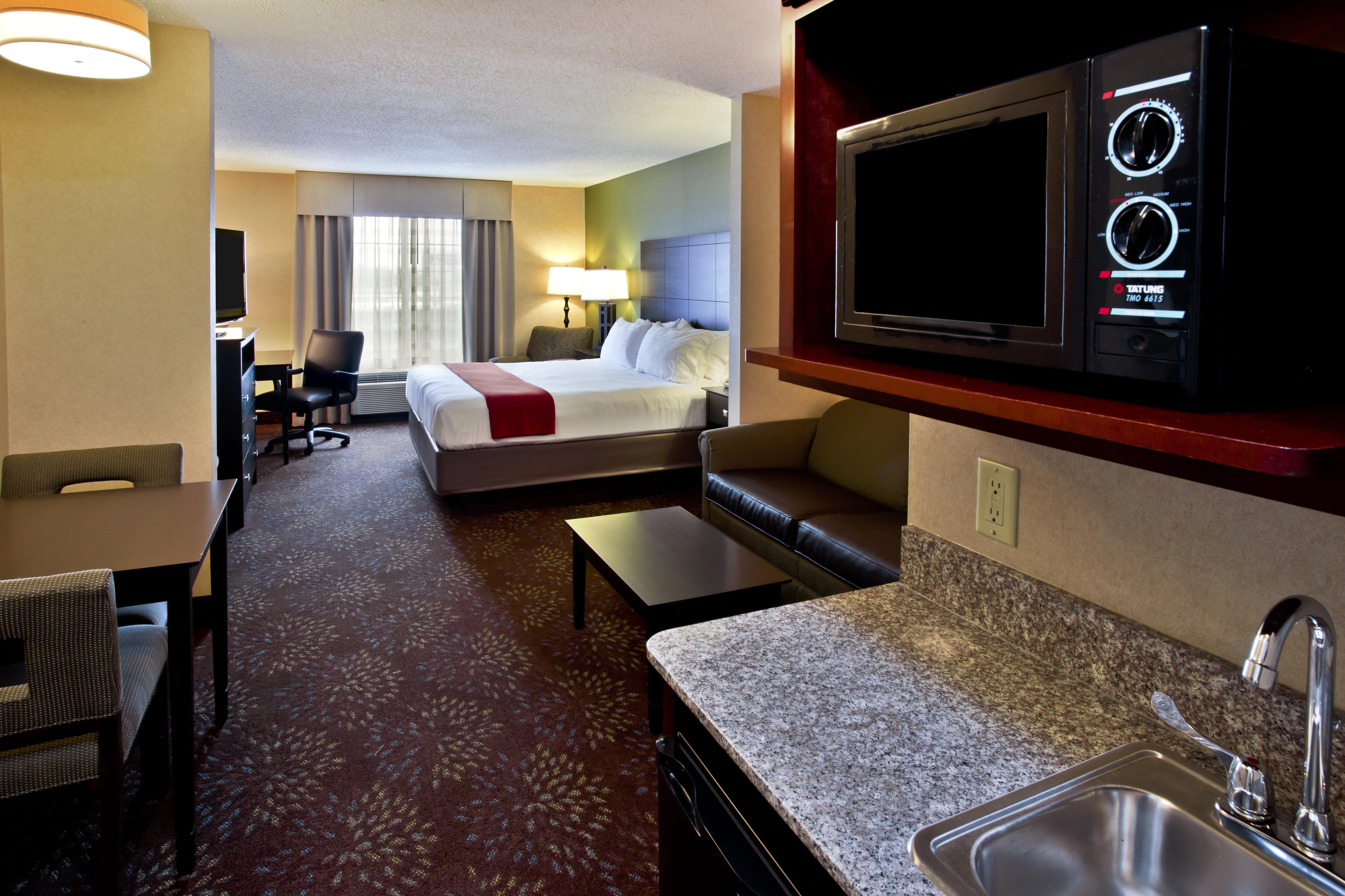 Holiday Inn Express Hotel & Suites Woodhaven By Ihg Exterior photo