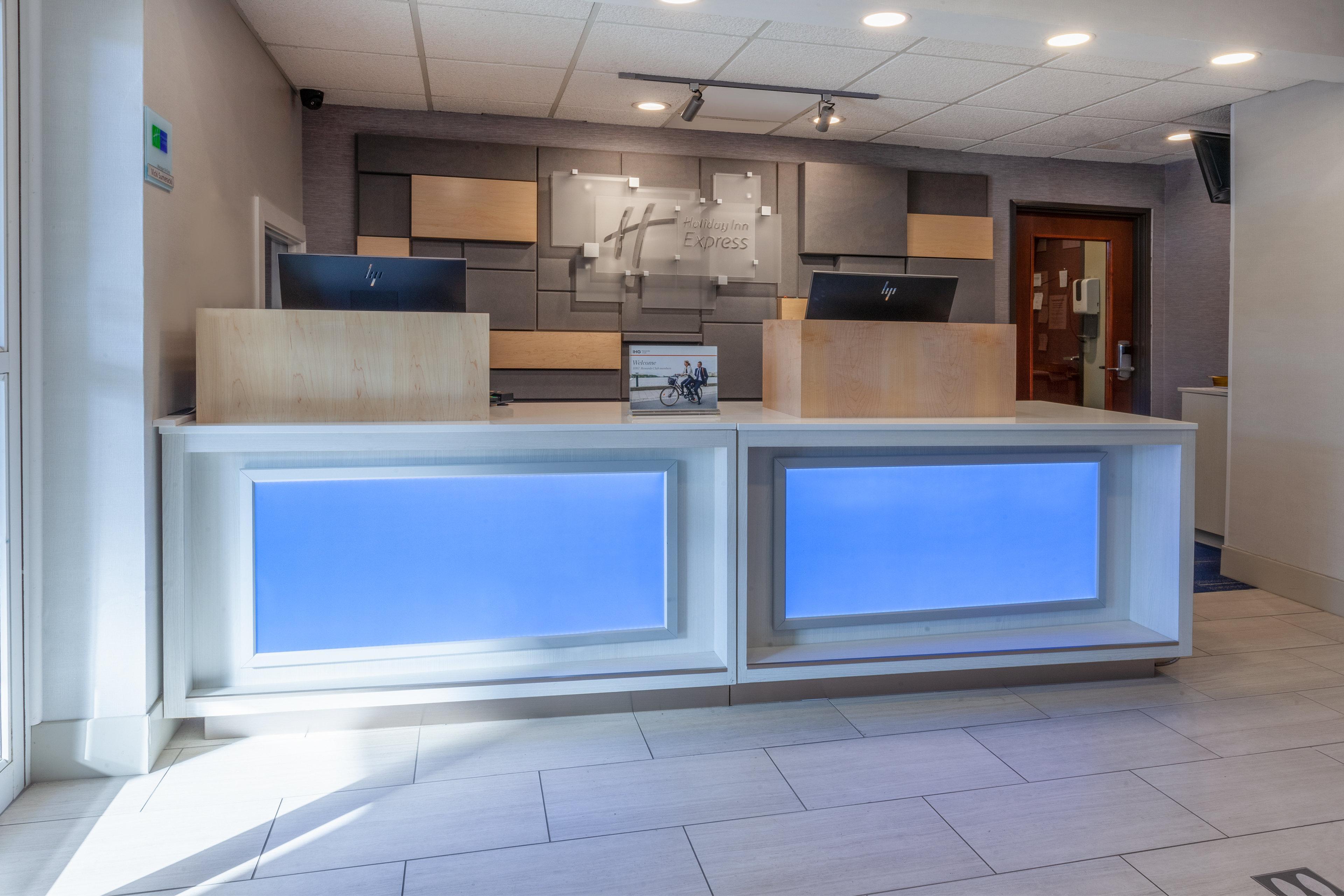 Holiday Inn Express Hotel & Suites Woodhaven By Ihg Exterior photo