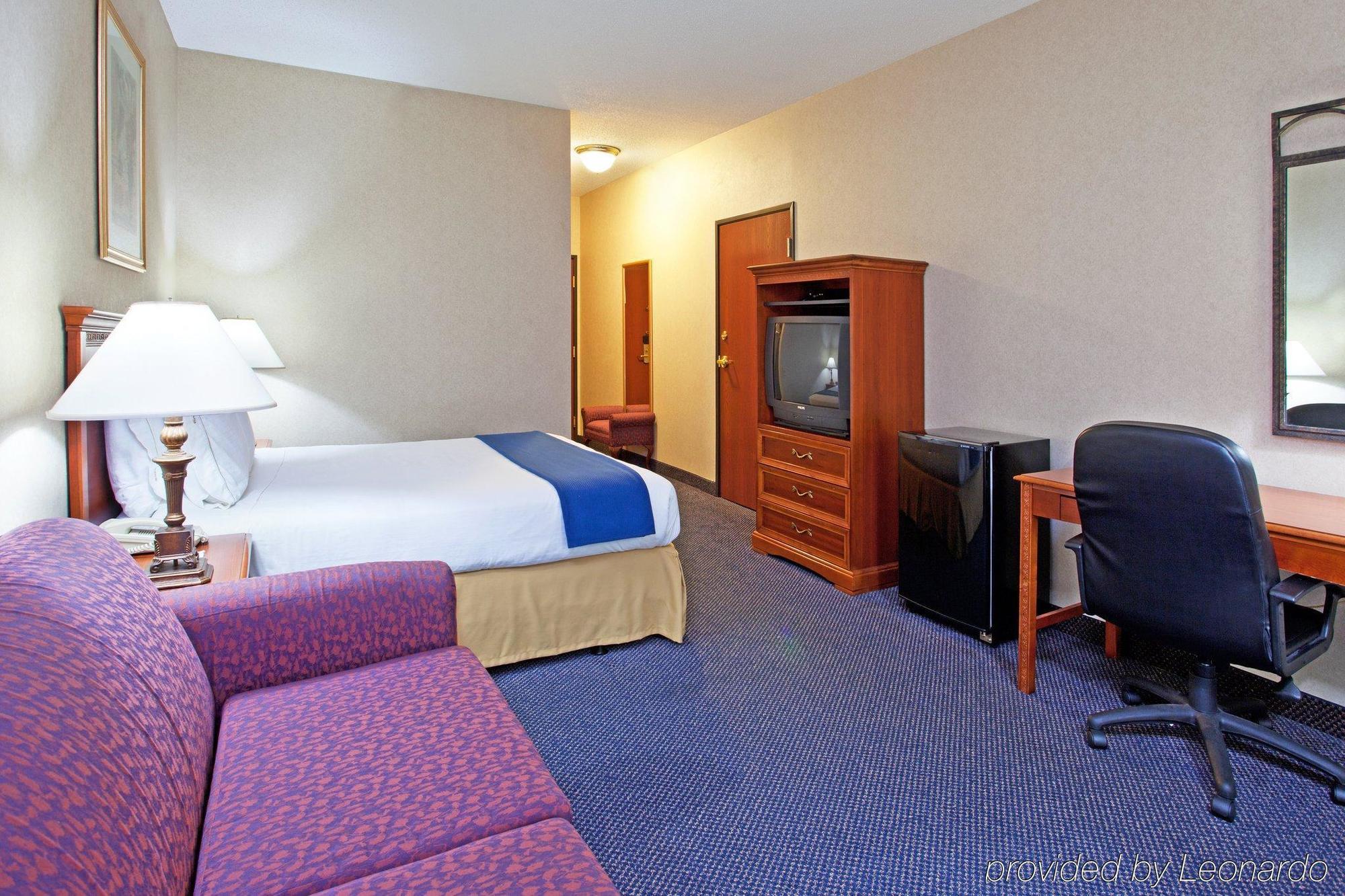 Holiday Inn Express Hotel & Suites Woodhaven By Ihg Room photo