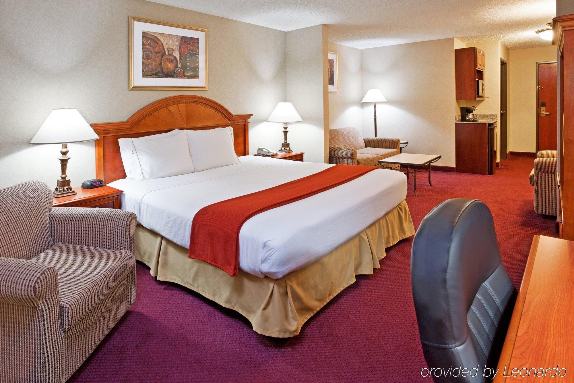Holiday Inn Express Hotel & Suites Woodhaven By Ihg Exterior photo