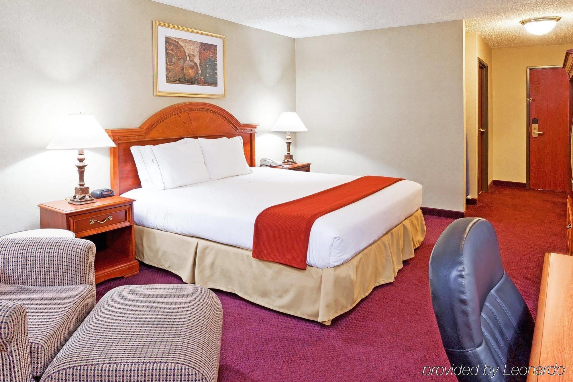 Holiday Inn Express Hotel & Suites Woodhaven By Ihg Exterior photo